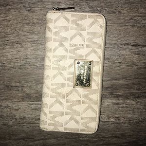 White According Envelope Wallet